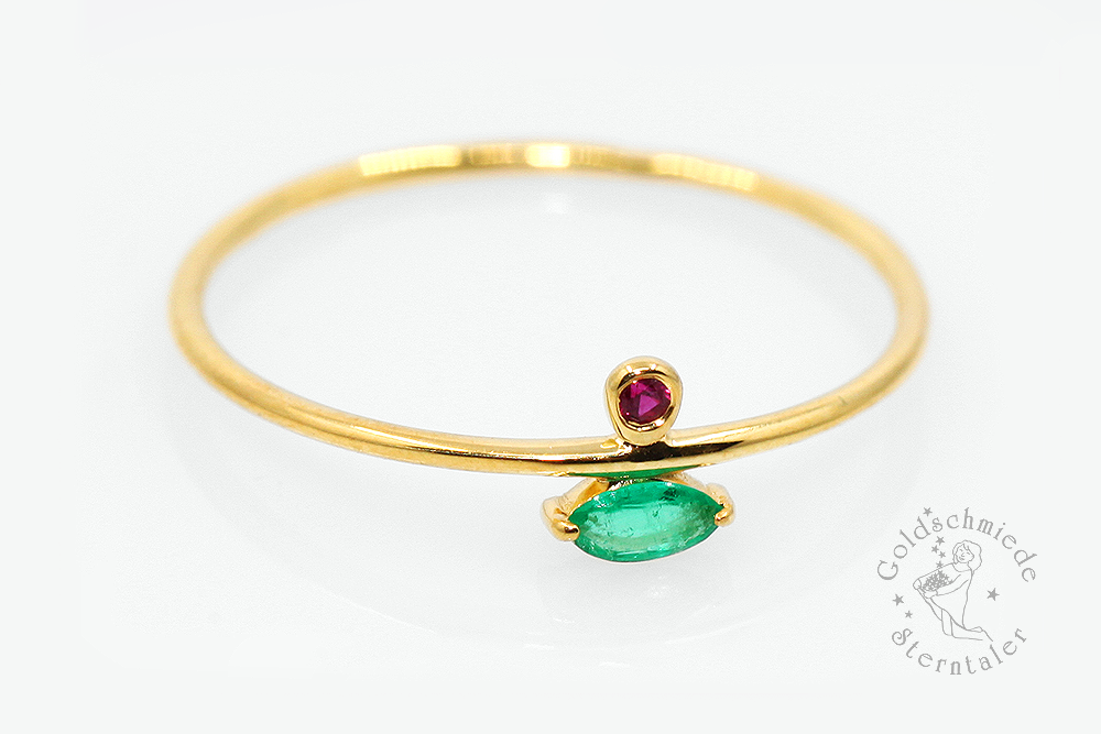 Ring aus Gold mit Smaragd und Rubin