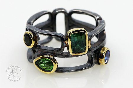 Ring in 925 Silber (sulfidiert), 750 Gold mit Turmalinen und Tansanith
