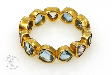Ring in 750 Gold mit Aquamarinen und Diamanten