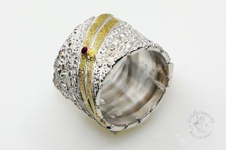 Ring aus Silber und Gold mit Rubin