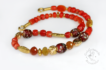 Halsschmuck aus antikem Glas, Millefiori-Perlen, Karneol und Koralle