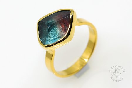 Ring aus Gold mit einem Multicolor Turmalin