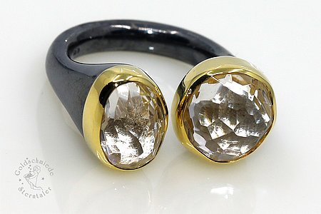Ring aus 925 Silber (sulfidiert) und 750 Gold mit Quarzen