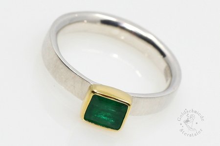 Ring aus Silber und Gold mit einem Smaragd